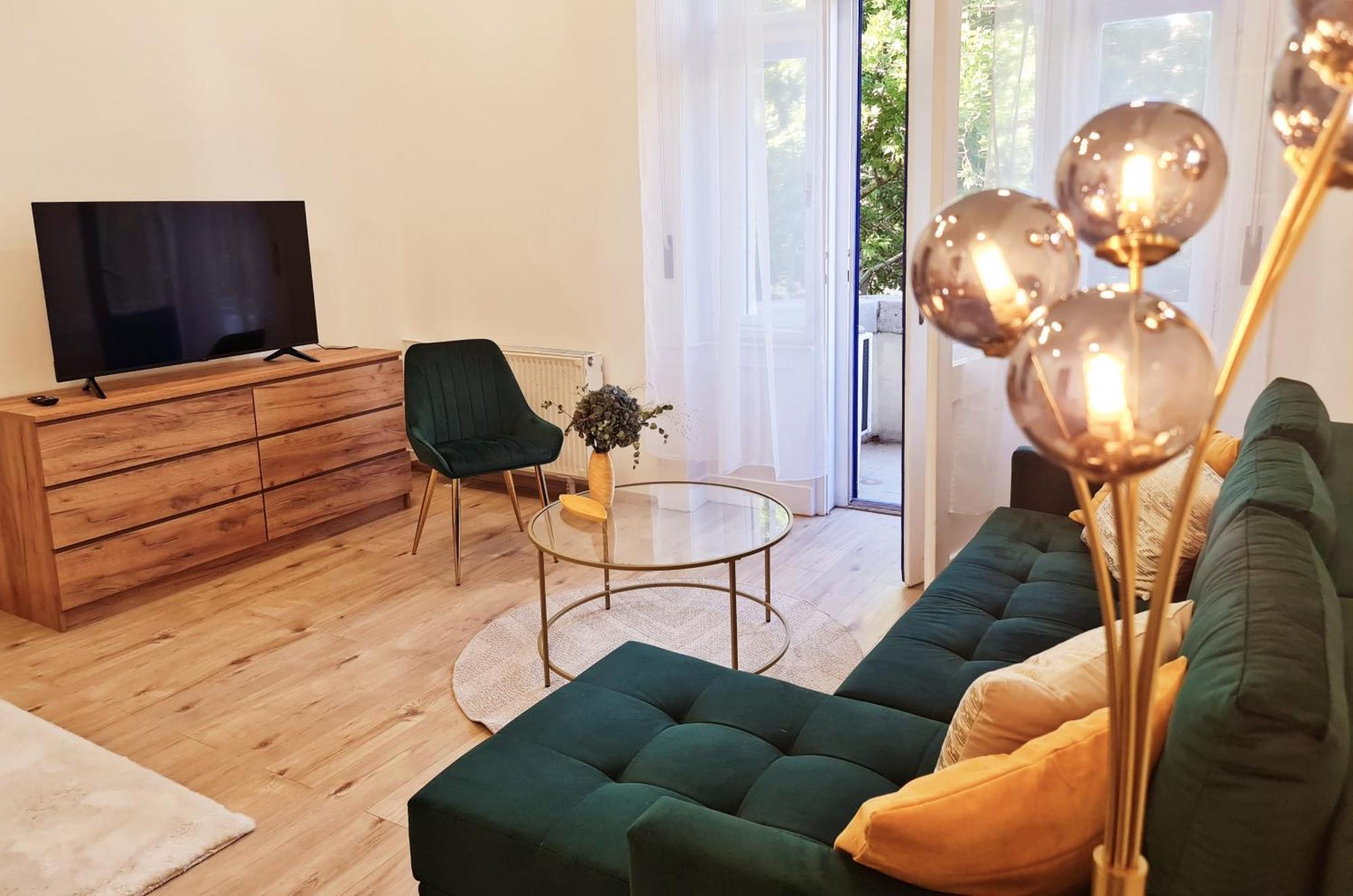 Liszt With Balcony And Garage Available -symphony 1 Budapesta