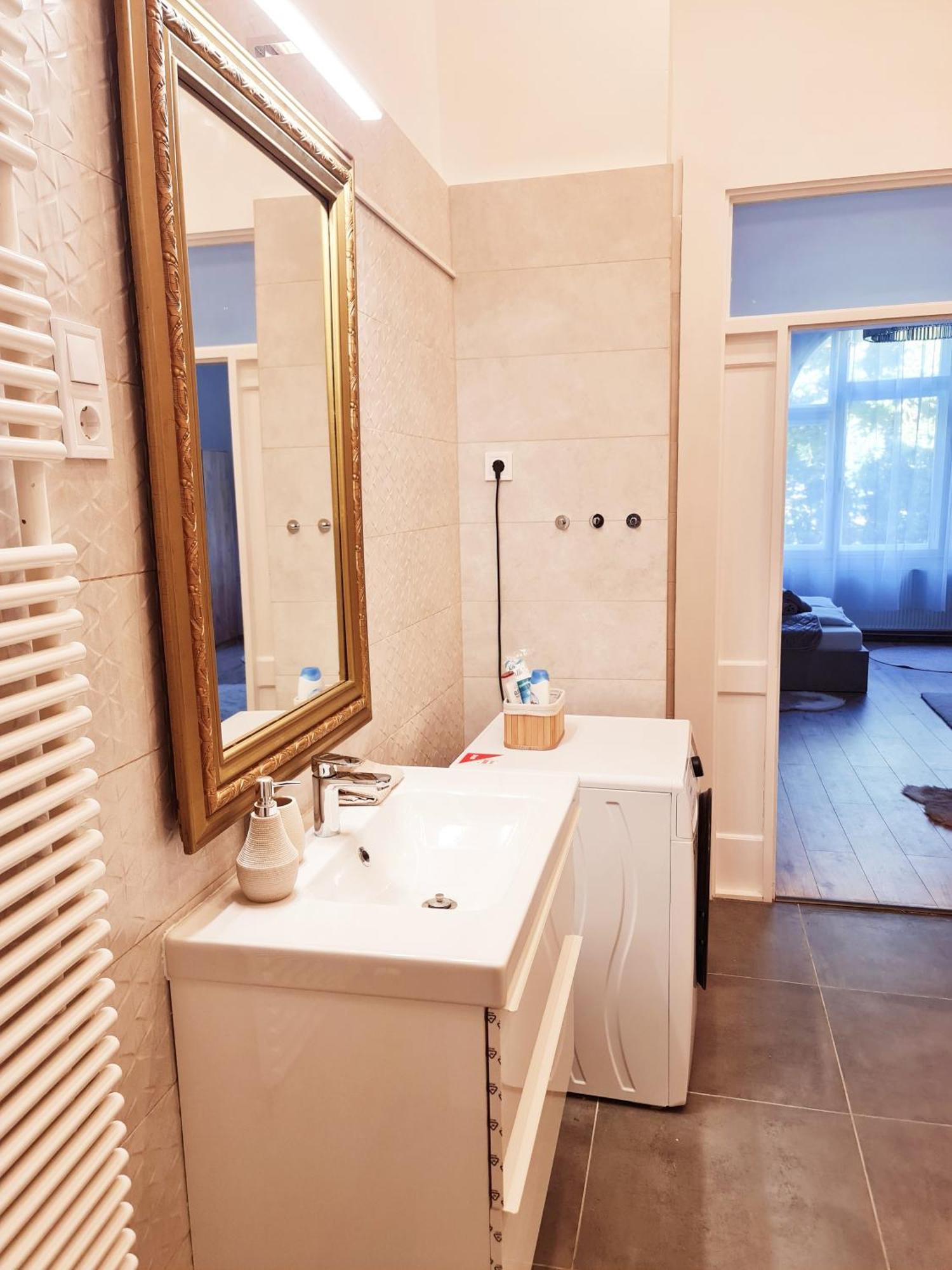 Liszt With Balcony And Garage Available -symphony 1 Apartament Budapesta