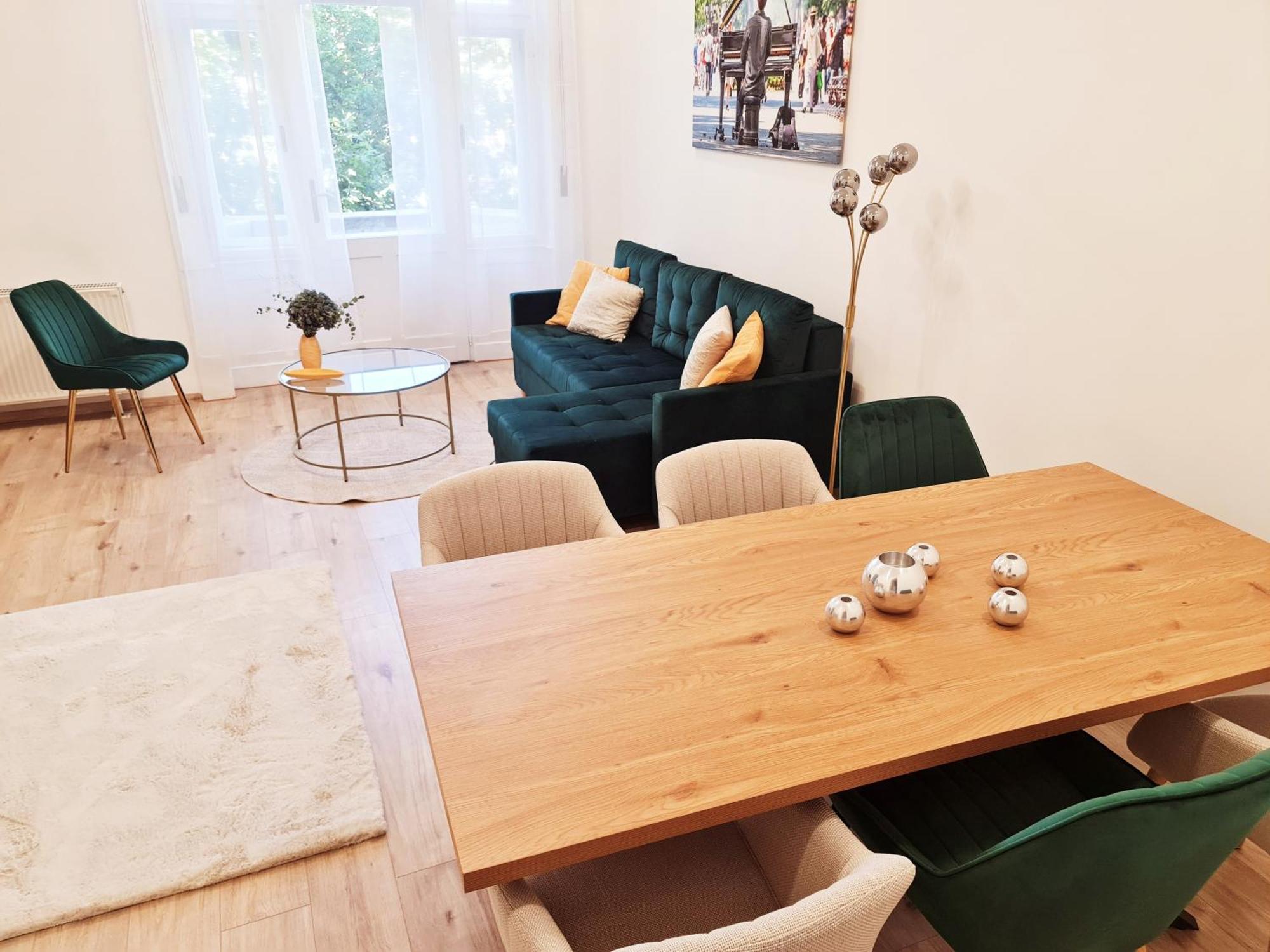 Liszt With Balcony And Garage Available -symphony 1 * Budapesta
